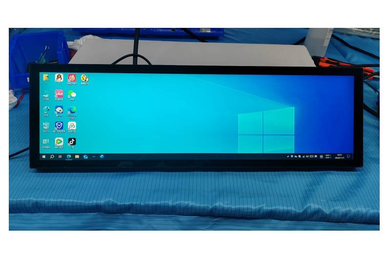 How does a 4k Stretched LCD Display cope with the heat dissipation challenge in a high temperature environment?